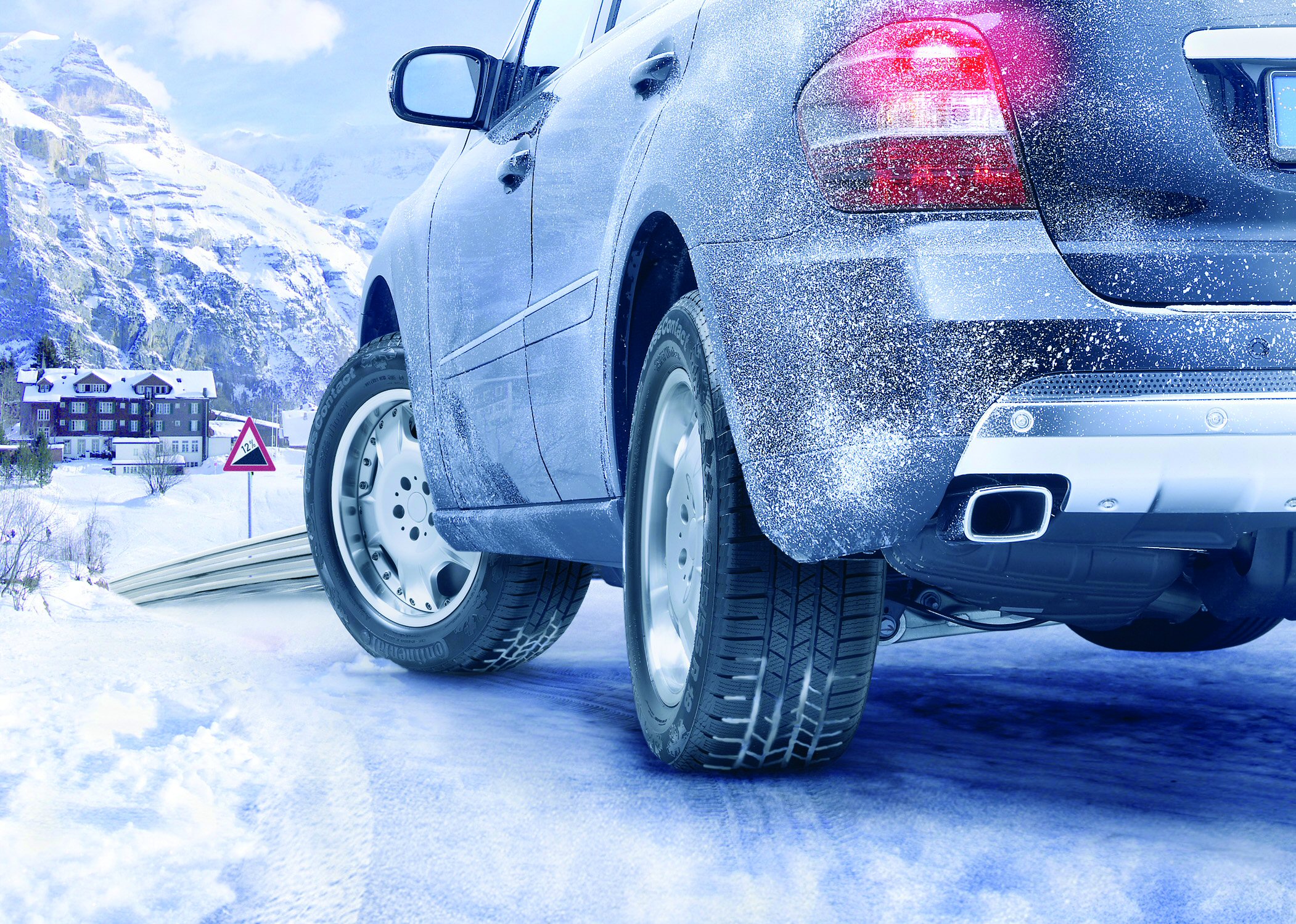 Следы эксплуатации автомобиля. Машина зимой. Машины на зимнем фоне. Машина в снегу. Подготовка автомобиля к зиме.